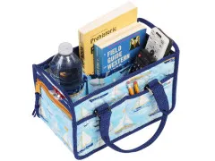 Segelboot-Organizer mit Büchern, Wasserflasche und zwei Fernbedienungen, andere Perspektive.