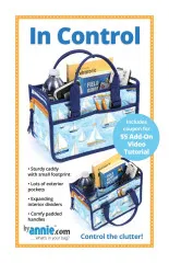 Hellblauer Organizer mit Segelboot-Muster, gefüllt mit Büchern, Fernbedienungen und Stiften.