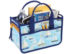 Nahaufnahme des Segelboot-Organizers mit Wasserflasche, Feldführer und Fernbedienung.