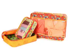Geöffneter Pack-It-In-Würfel im Schmetterlings-Design mit Flip-Flops im Netzfenster