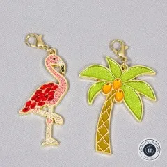 Nahaufnahme des glitzernden Palmen-Anhängers mit goldenen Kokosnüssen.