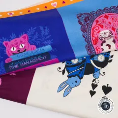 Ausschnitt mit der pinkfarbenen Cheshire-Katze und dem Buchstapel „Eat Me Drink Me“ sowie einem gerahmten Hundemotiv mit Namensschild „Tweedle“.