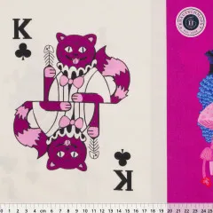 Ausschnitt mit der als Spielkarte gestalteten violetten Cheshire-Katze als „König der Kreuz“.