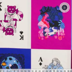Ausschnitt mit der Trompete spielenden Raupe auf Pilzen sowie der Spielkarte „Ass“ mit Alice-Motiv.