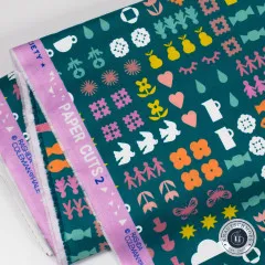 Detailaufnahme der Webkante mit Schriftzug 'Paper Cuts 2' und Designername Rashida Coleman-Hale
