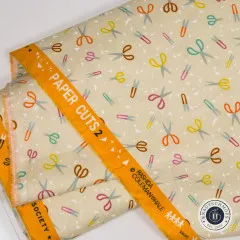 Detailaufnahme der Webkante mit Schriftzug 'Paper Cuts 2' und Designername Rashida Coleman-Hale