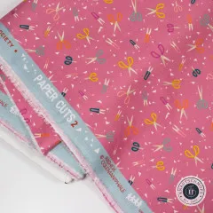 Detailaufnahme der Webkante mit Schriftzug 'Paper Cuts 2' und Designername Rashida Coleman-Hale