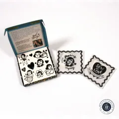 Neben der geöffneten Box mit dem perforierten Illustrations-Bogen liegen zwei einzeln in durchsichtige Wellenrand-Folie verpackte Labels „feeling myself“ und „Sew in Love“.