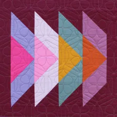 Quiltblock mit vier Pfeilformen in Flieder, Rosa, Mint und Orange auf Beere