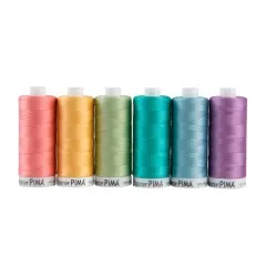 Sechs Superior Pima Garnrollen der Farbserie Pastels (Peach, Light Yellow, Light Green, Light Turquoise, Ice Blue, Lavender) aufrecht nebeneinander.