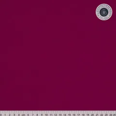 Nahaufnahme des beerenroten Baumwollstoffs Plum Preserve mit Maßstab bis 25 cm