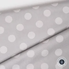 Nahaufnahme einer Stofffalte von Pom Pom in Fog mit Blick auf die Punktestruktur