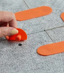 Nahaufnahme der orangefarbenen ProPress-Connectoren zum Verbinden mehrerer Pressmatten