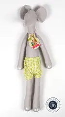 Frontalansicht der stehenden Elefantenpuppe in grau mit grün-weiß gemusterter Hose.