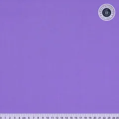 Lila Baumwollstoff Amethyst flach ausgelegt mit Zentimeter-Maßstab bis 25 cm