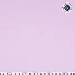 Art Gallery Fabrics Pure Solids Day Dreamer, unifarbener Baumwollstoff in zartem Flieder mit Zentimeter-Maßband