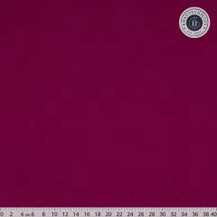 Art Gallery Fabrics Pure Solids Plum Preserve PE-493, Baumwollstoff uni in Beerenrot mit Zentimetermaßstab