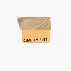 Einzelnes apricotfarbenes Label Quality Shit, mittig gefaltet mit Klebeband fixiert