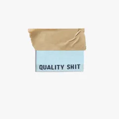 Einzelnes hellblaues Label Quality Shit, mittig gefaltet mit Klebeband fixiert