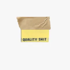 Einzelnes gelbes Label Quality Shit, mittig gefaltet mit Klebeband fixiert