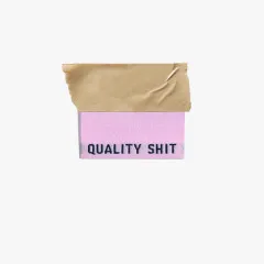 Einzelnes pinkes Label Quality Shit, mittig gefaltet mit Klebeband fixiert