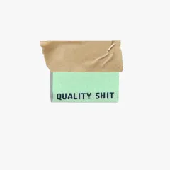 Zwei Quality-Shit-Labels in Rosa und Mint nebeneinander ohne Klebeband