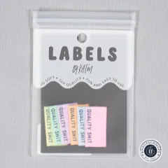Weitere Ansicht der Verpackung von Quality Shit in Pastellfarben auf Stoffuntergrund