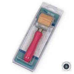 Verpackung des Quick Press Seam Rollers in Tea Rose, angeschnitten liegend mit Blick auf Etikett und Holzrolle