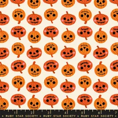 Stoffmuster Freaky Familiars Pumpkin Party von Ruby Star Society mit Webkante und Kürbis-Motiven in Orange und Creme