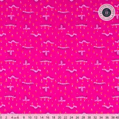 Vollständige Rapportdarstellung des Raupen- und Pilzmusters auf Magenta mit Knautschmops-Logo, ohne Maßstab.