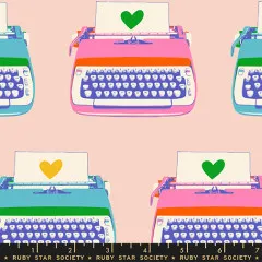 Digitale Rapportdarstellung eines Schreibmaschinen-Motivs mit „Ruby Star Society“-Schriftzug als Maßband-Optik.