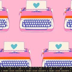 Digitale Rapportdarstellung eines Schreibmaschinen-Motivs mit „Ruby Star Society“-Schriftzug als Maßband-Optik.