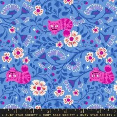 Rapportdarstellung des Katzenmusters auf Kornblumenblau mit dem repetierten Schriftzug „Ruby Star Society“ als Bordüre am unteren Bildrand.