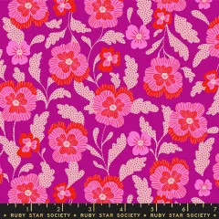 Rapportdarstellung des Blütenmusters auf Magenta mit dem repetierten Schriftzug „Ruby Star Society“ als Bordüre am unteren Bildrand.