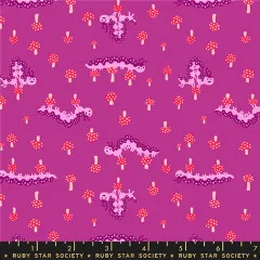 Rapportdarstellung des Raupen-Musters auf Magenta mit dem repetierten Schriftzug „Ruby Star Society“ als Bordüre am unteren Bildrand.