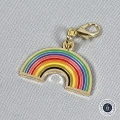 Nahaufnahme des Anhängers in Form eines bunten Regenbogens.