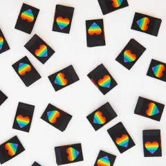 Sarah Hearts Weblabels „Rainbow Heart" locker verteilt auf weißem Untergrund