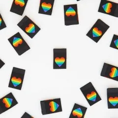 Sarah Hearts Weblabels „Rainbow Heart" dicht gestreut in Nahaufnahme