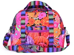 Reisetasche mit buntem Blumendruck und mehrfarbigem Rautenmuster-Trageriemen.