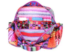Geöffnete Reisetasche mit Blick auf Innenfächer, Notizblock, Sonnenbrille und Stift.