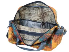 Geöffnete Vintage-Print-Reisetasche mit Blick auf Innenfächer und Sonnenbrille.
