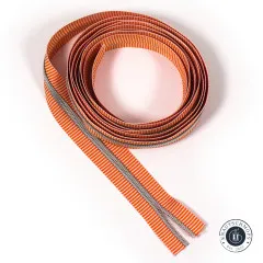 Aufgerolltes Reißverschlussband Nr. 5 mit orange-weißem Streifenmuster und silberfarbener Zähnereihe, freigestellt auf weißem Hintergrund.