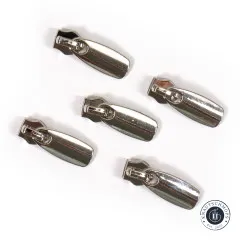 Nahaufnahme der fünf Nickel-Reißverschlussläufer mit glänzender Oberfläche.