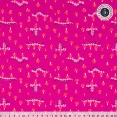 Pinkfarbener Baumwollstoff mit rosa Raupen und roten Fliegenpilzen, mit Zentimeter-Maßstab am unteren Bildrand.