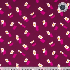 Violetter Baumwollstoff mit fallenden Herz-Ass-Spielkarten in Pink und Creme, mit Zentimeter-Maßstab am unteren Bildrand.