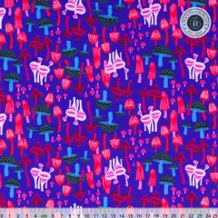 Violetter Baumwollstoff mit leuchtenden Pilzmotiven in Rot, Rosa und Hellblau, mit Zentimeter-Maßstab am unteren Bildrand.