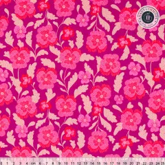 Magentafarbener Baumwollstoff mit pinkfarbenen Stiefmütterchen-Blüten und beige gepunkteten Blättern, mit Zentimeter-Maßstab am unteren Bildrand.