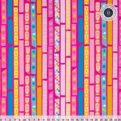 Magentafarbener Baumwollstoff mit bunten vertikalen Washi-Tape-Streifen in Pink, Blau und Senfgelb, mit Zentimeter-Maßstab am unteren Bildrand.