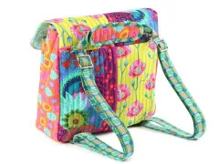Rückansicht der Switchback-Tasche in Blumen-Patchwork mit grün-türkisen Rucksackträgern.