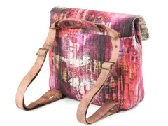 Rückansicht der Switchback-Tasche in Vintage-Kartendruck mit gepolsterten Wildlederträgern.